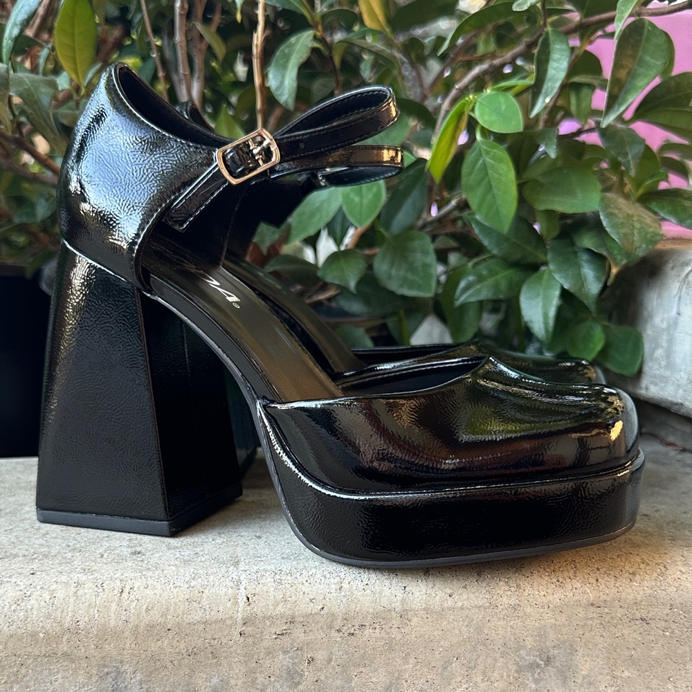 Soda, Black Platform Mary Jane Shoes Women’s size 6 1/2